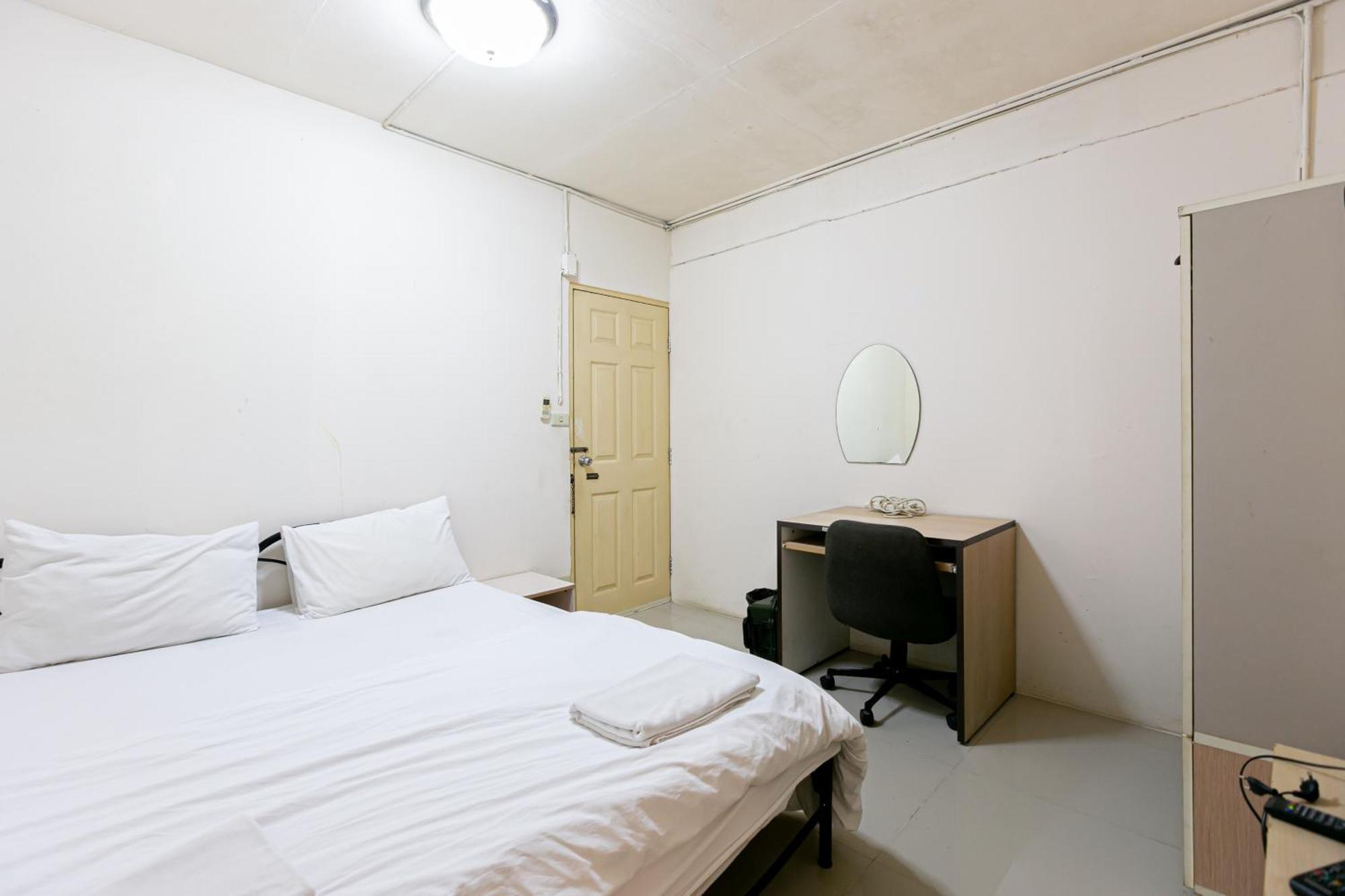 Freesia Saladaeng Silom Apartments Bangkok Ngoại thất bức ảnh