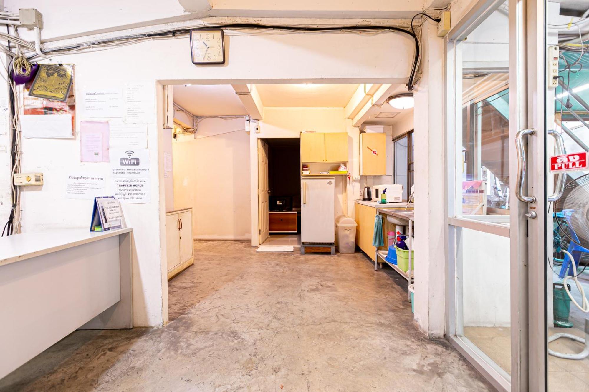 Freesia Saladaeng Silom Apartments Bangkok Ngoại thất bức ảnh